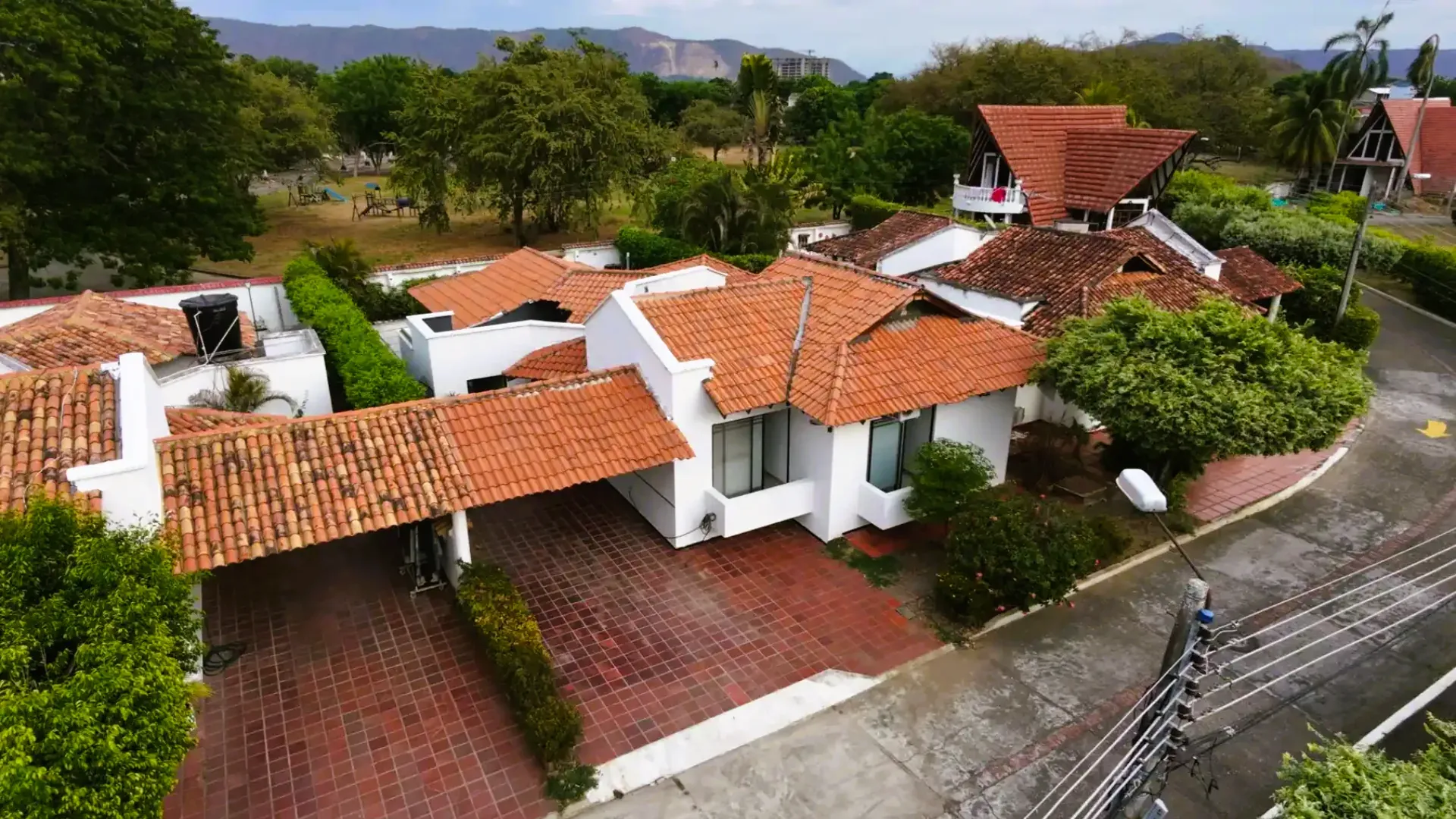 Vista aérea del condominio y su entorno
