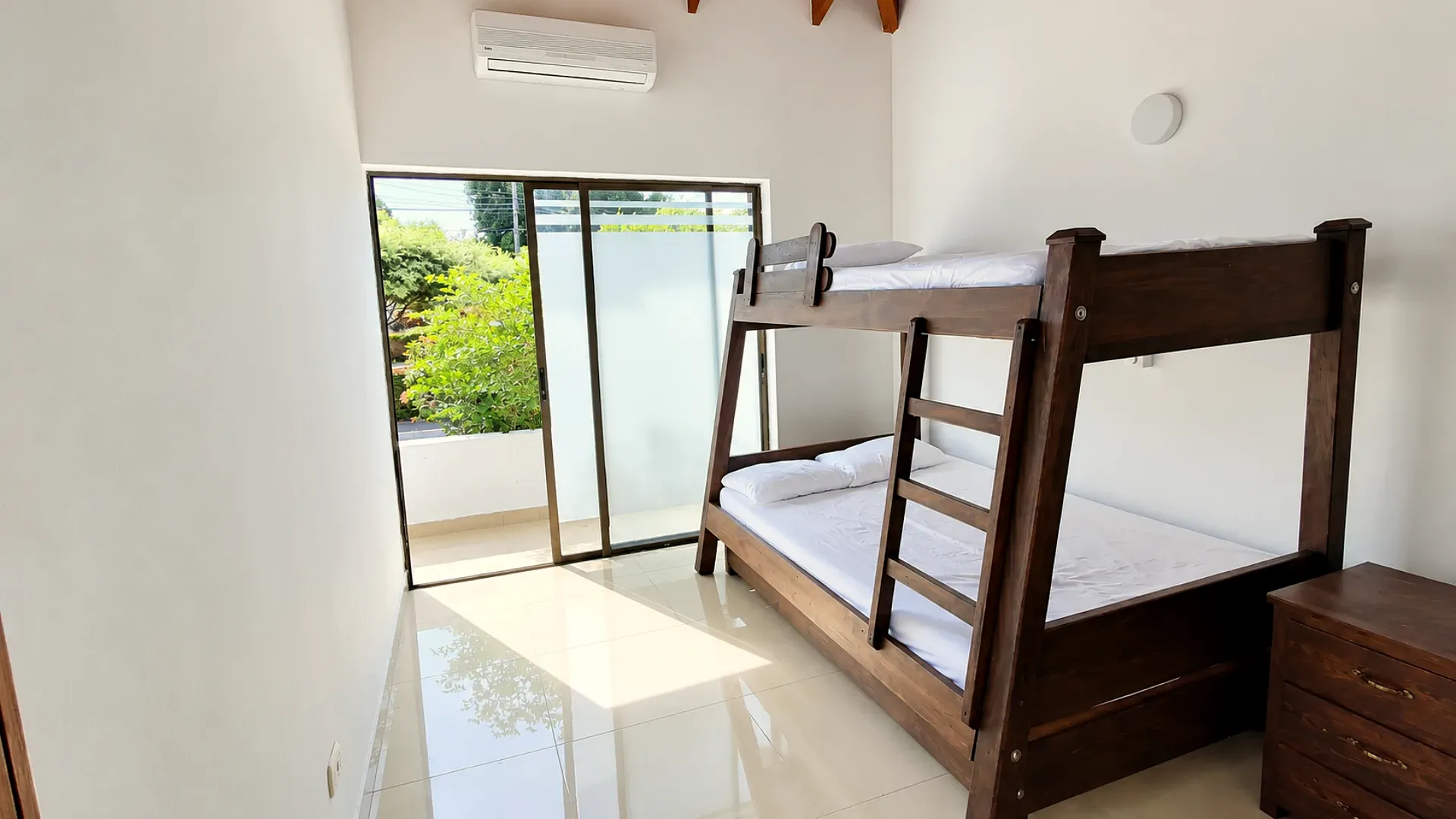 Habitación con camarote y salida al balcón