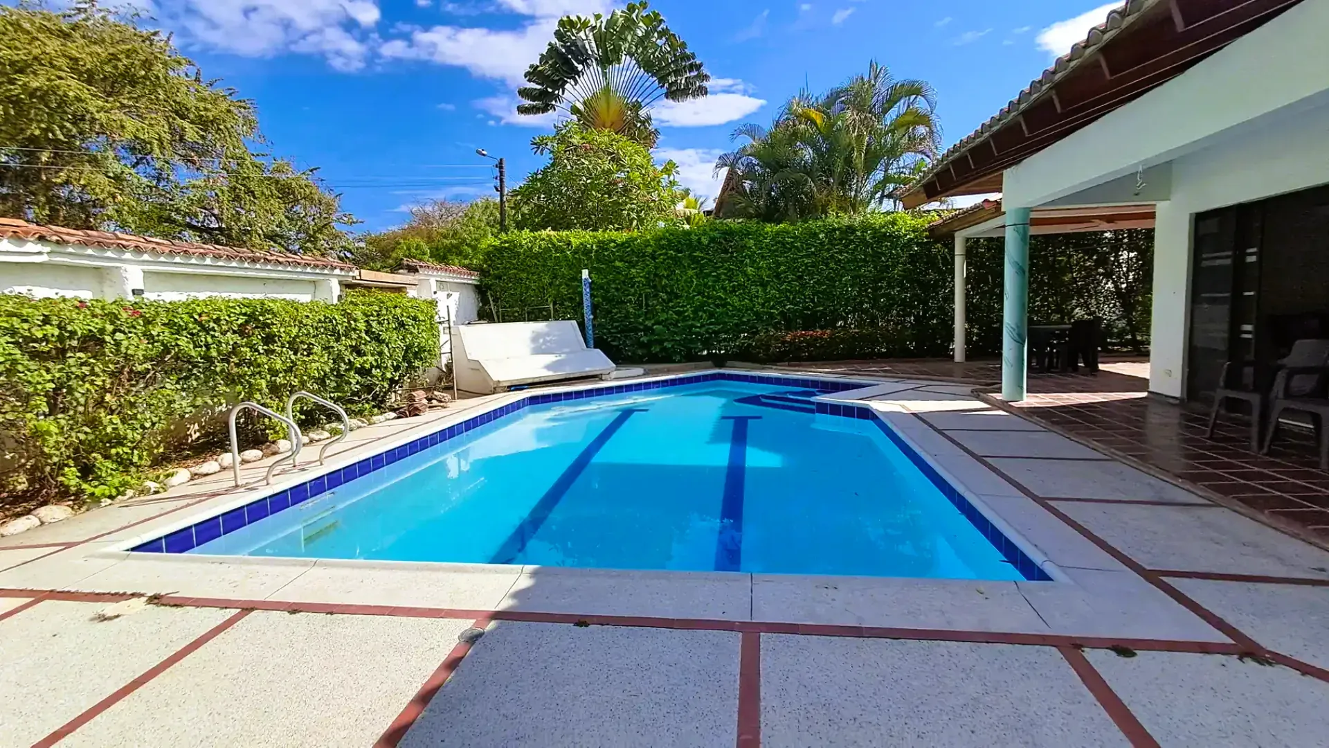 Piscina privada vista desde un costado