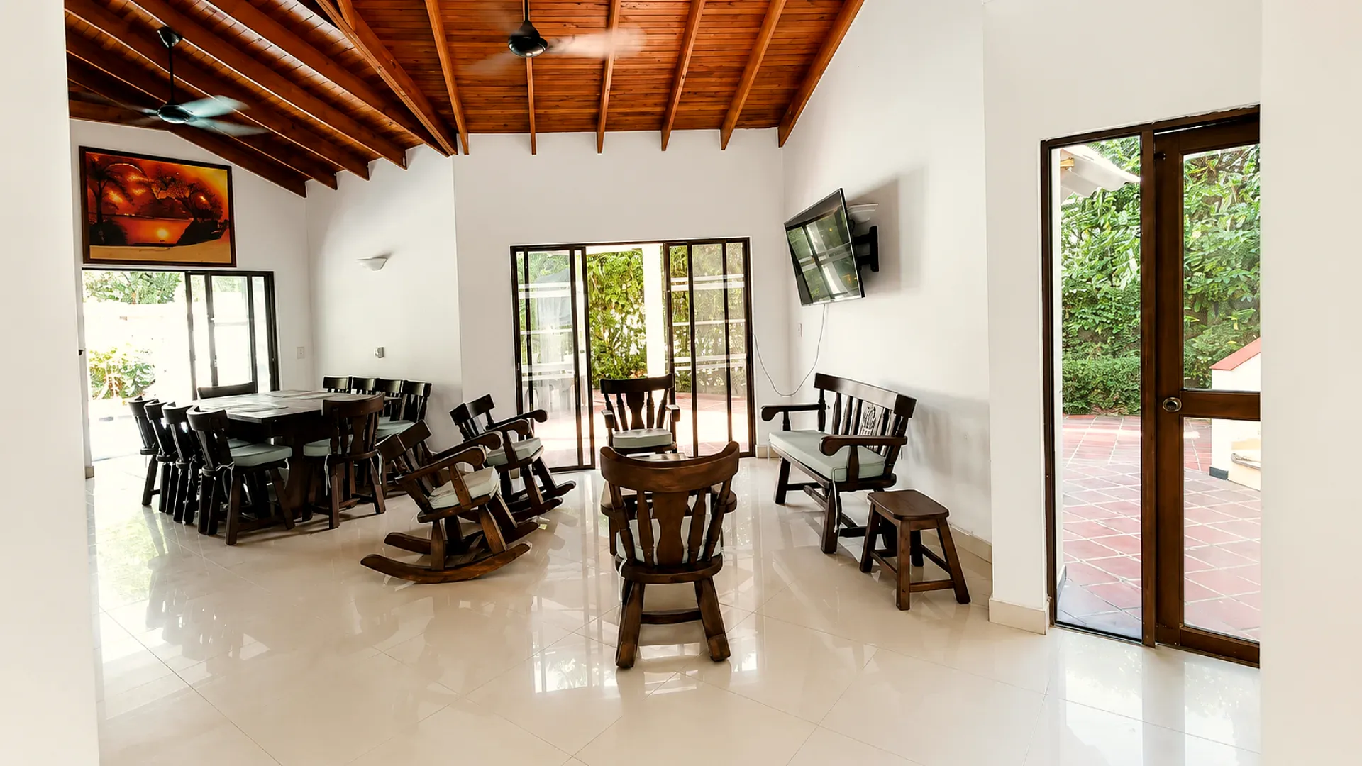 Sala-comedor con techo de madera a la vista y muebles en madera